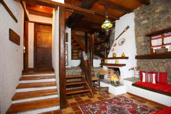 Mariolata Stone House Villa Lilaia ภายนอก รูปภาพ